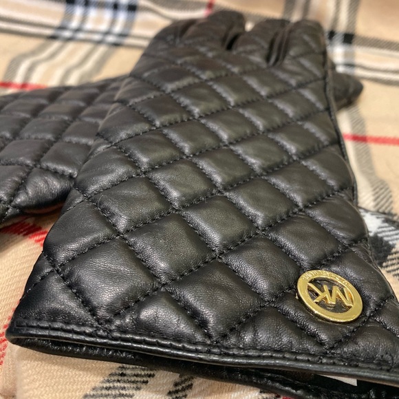 Michael Kors Quilted Leather Tech Gloves - Picture 4 of 7